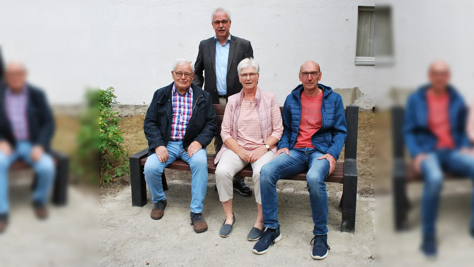 Heinrich Ernst, Gisela Buthe und Karl Heinz-Figge, Bürgermeister Norbert Hofnagel (stehend).  (Foto: privat)