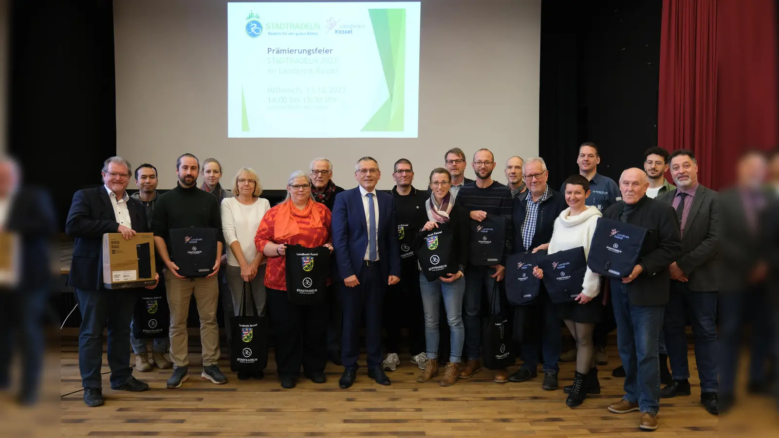 Die Stellvertreterinnen und Stellvertreter teilnehmender Kommunen freuten sich über ihre Auszeichnungen für das diesjährigen Stadtradeln und wollen auch im nächsten Jahr wieder in die Pedale treten.  (Foto: Landkreis Kassel)