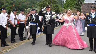 Das Schützenkönigspaar Heinz-Jürgen I. und Sonja I. nahm die Parade des Festzuges ab. <br><br> (Foto: Barbara Siebrecht)