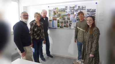 Isabell Scholz und Sören Hake (rechts im Bild) präsentieren Jörg Mertens, Lili Gutknecht und Robert Hartmann einige der durchgeführten Projekte. (Foto: Projekt Begegnung)