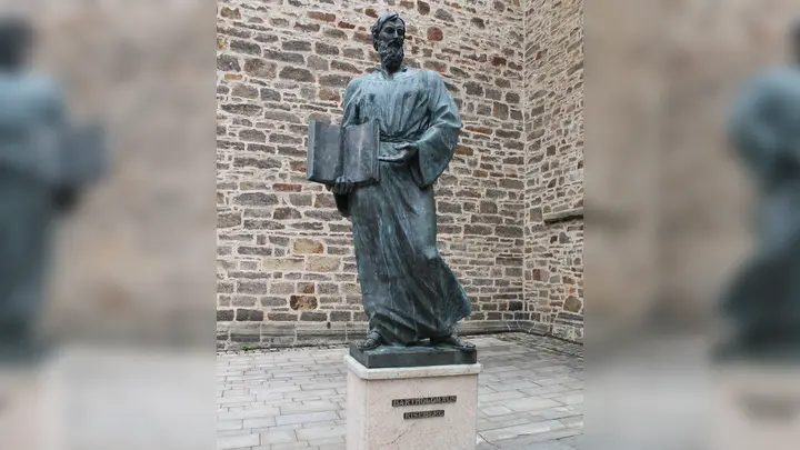 Bronzestatue des Reformators vor der Stadtkirche (Foto: Kerstin Aderholz)