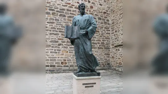 Bronzestatue des Reformators vor der Stadtkirche (Foto: Kerstin Aderholz)