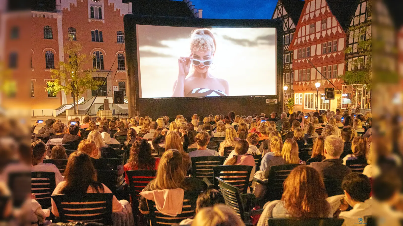 In der traumhaften Kulisse des Hofgeismarer Marktplatzes konnten am Samstag rund 250 Zuschauerrinnen und Zuschauer einen schönen Open-Air Kinoabend genießen. (Foto: Stefan Bönning)