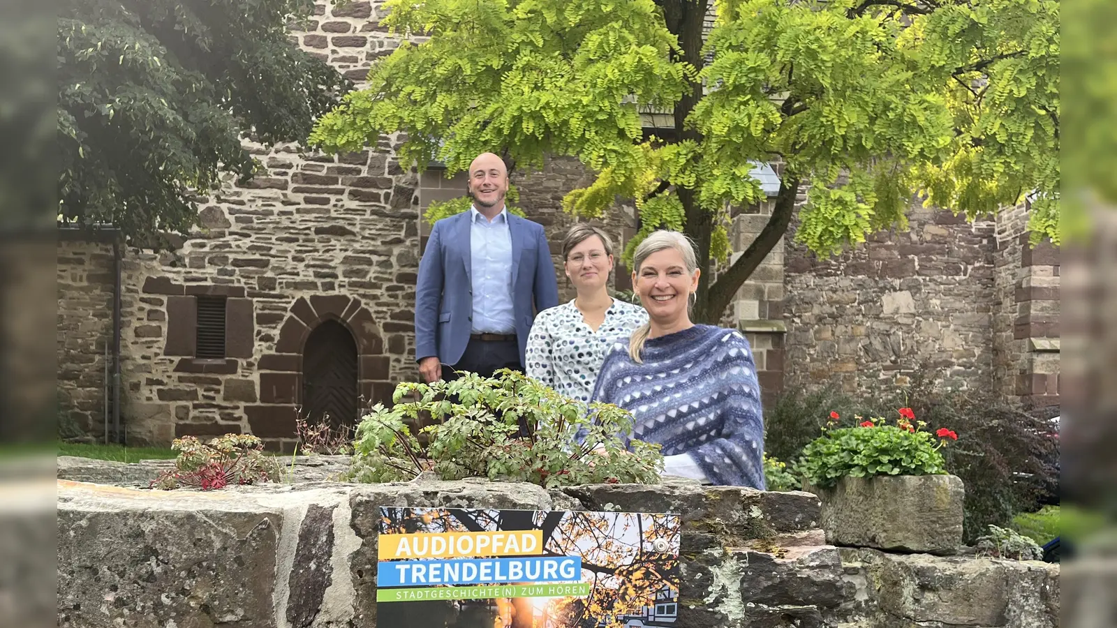 Künstlerin Annette Hänning, Anna-Lena Sprenger, Stadtverwaltung Trendelburg, und Bürgermeister Martin Lange. (Foto: Julia Sürder)