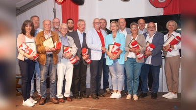 TSG-Chef Sattler (Mitte) ehrte zahlreiche Mitglieder, die sich um den Verein verdient gemacht haben. (Foto: Stefan Bönning)