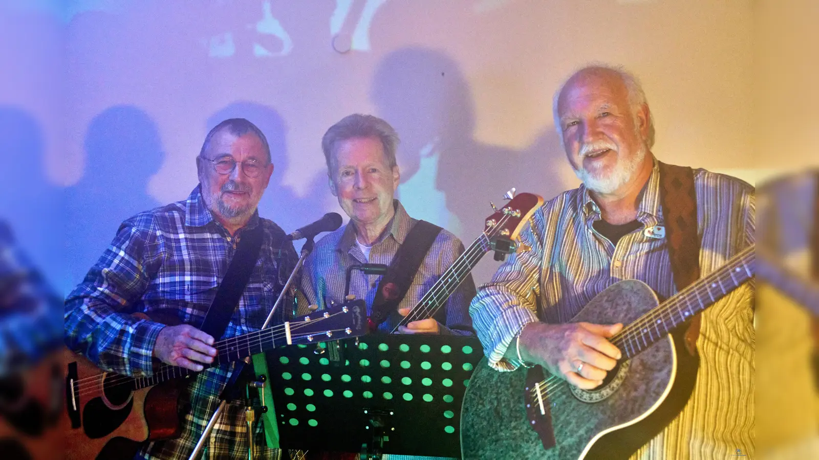 „Sixties Unplugged” (v.l.) Gerhard Gartemann, Fredy Monien und Michael Störmer begeisterten das Publikum beim Auftakt der Wohnzimmerkonzerte mit bekannten Stücken von County bis 60s-Pop. (Foto: Stefan Bönning)
