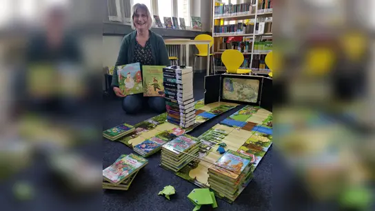 Claudia Büker freut sich auf die „Frosch-Olympiade“ in der Stadtbücherei. (Foto: Stadt Höxter)