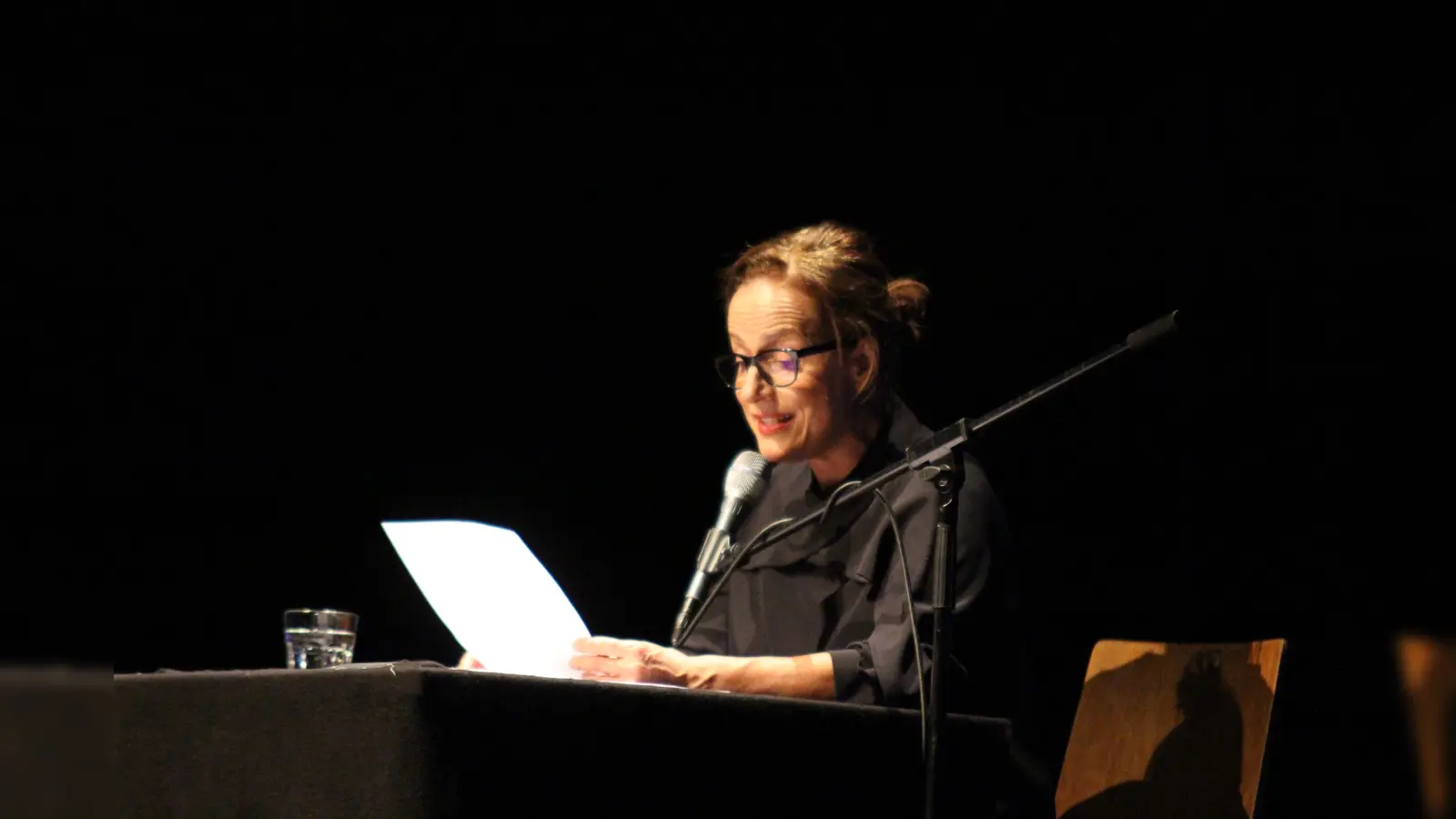 Schauspielerin Claudia Michelsen auf der Bühne der Beverunger Stadthalle. (Foto: Kulturgemeinschaft)