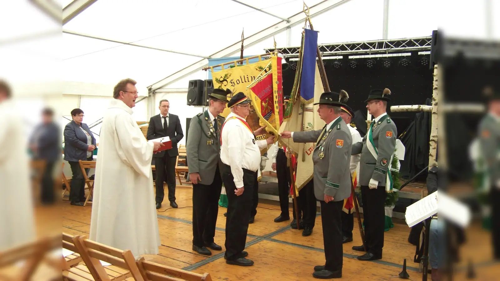 Beim Zeltgottesdienst wurde die neue Standarte geweiht. (Foto: Schützenverein Lauenförde)